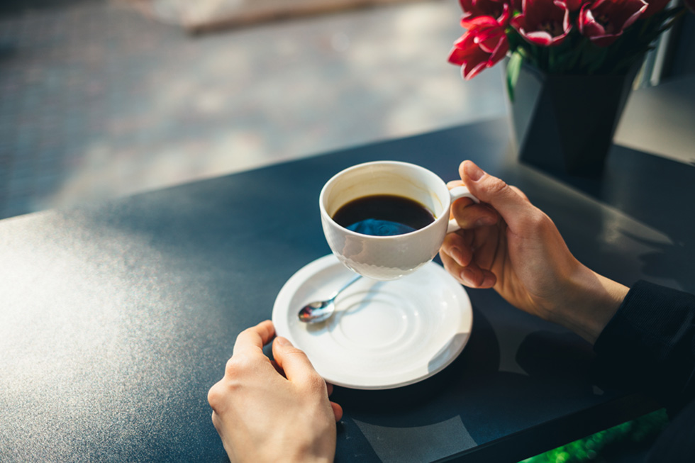 6.コーヒーカップでの飲み方、取っ手の持ち方、どうする？